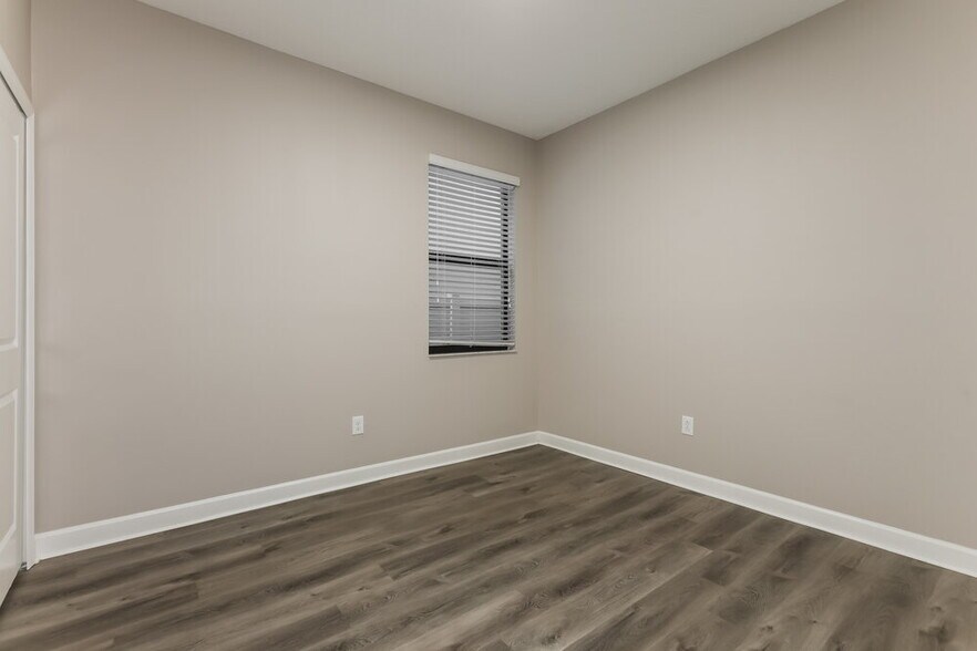 Building Photo - 10007 Ivory Dr
