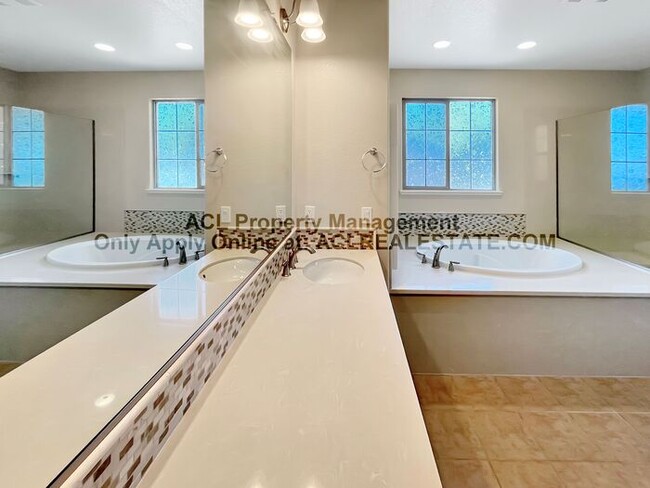 Building Photo - Beautiful 4 Bed / 3 Bath Home with Views —...