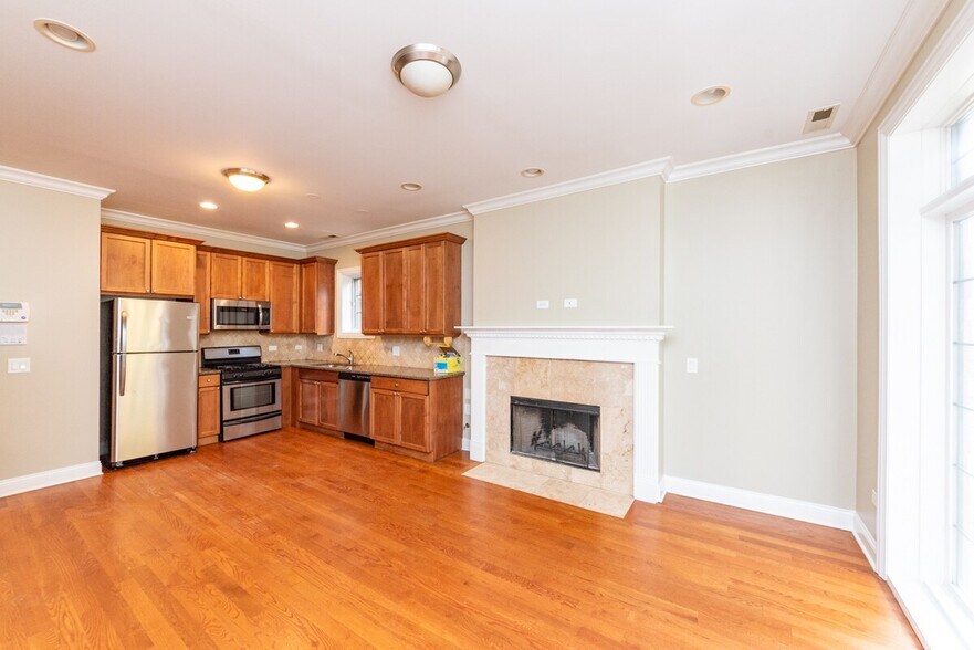 Kitchen & Living Area - 6217 S Kimbark Ave