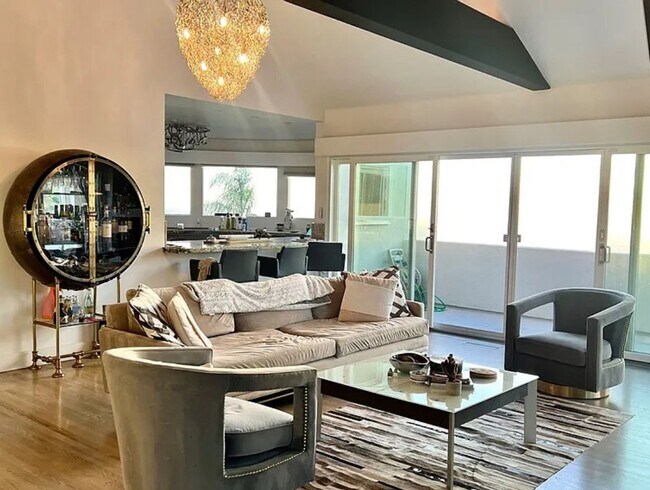 Building Photo - Azari PM-Juccuzi- half acre luxurious landscape-fully chic furniture -  massive lot , 18 fruit tr...