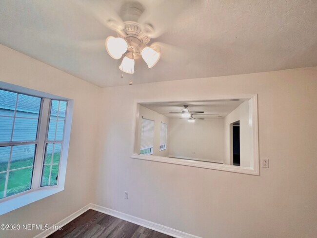 Building Photo - 108 N Lake Cir