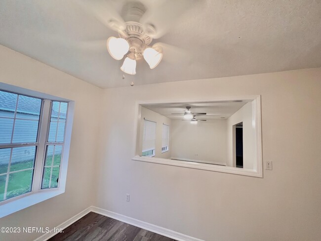 Building Photo - 108 N Lake Cir