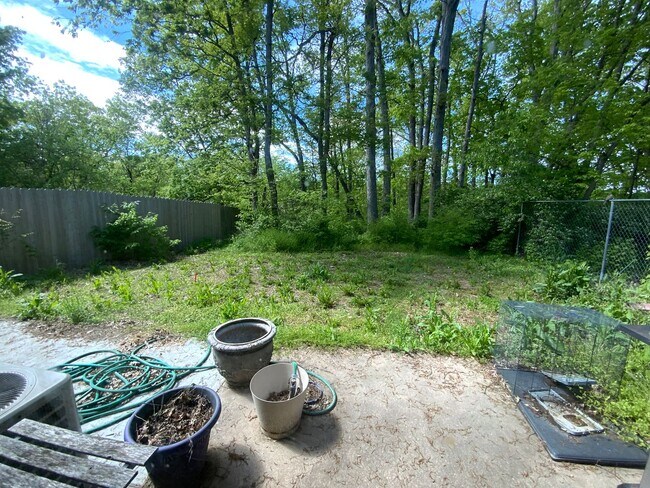 Building Photo - 3 Bedroom/2 Bathroom duplex