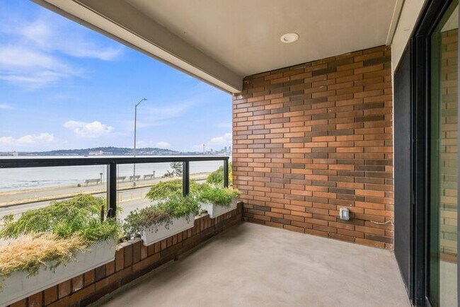 Building Photo - Enormous Waterfront Alki Condo w/ Stunning Views