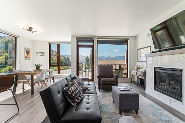 Primary Photo - 2220 W Woodin Ave