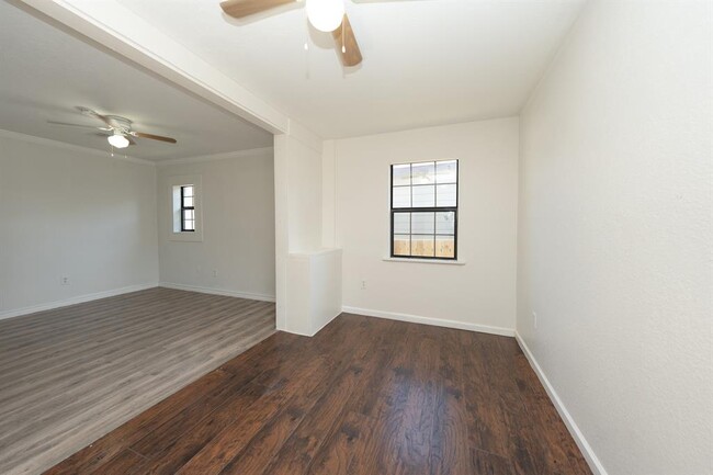 Building Photo - 9526 Nyssa St