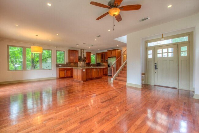 Building Photo - 605 Peacock Ln #C C