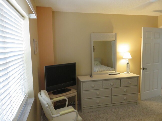 Building Photo - Turnkey 2/2 in a resort community golf and...