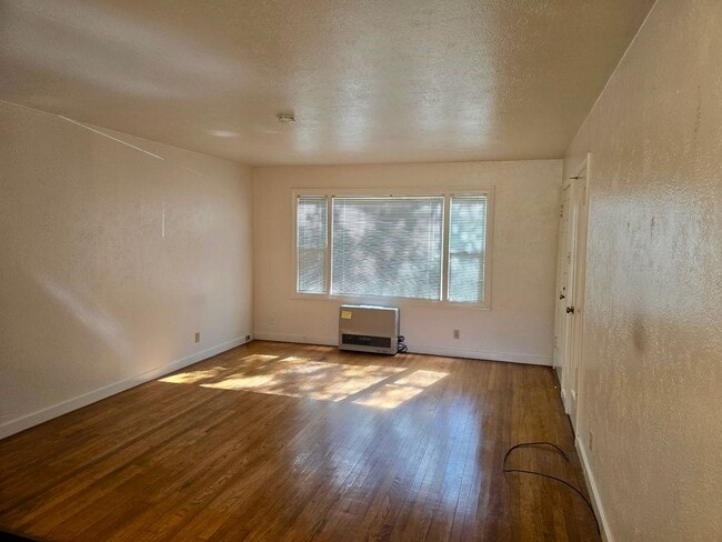 Building Photo - Downstairs one bedroom apartment available...