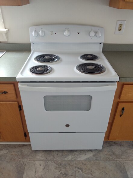 super clean stove (new 2022) - 707 Monroe St