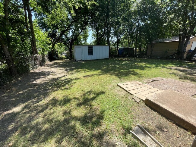 Building Photo - 613 S Andrews Ave