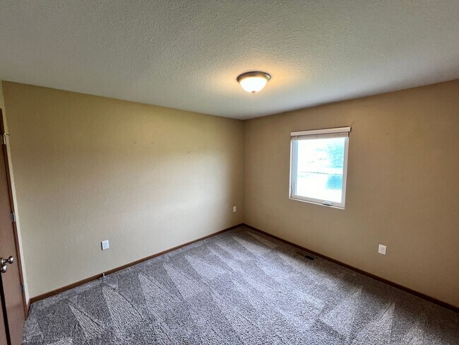 Building Photo - Welcome Home – Beautiful 4 Bed / 2.5 Bath ...