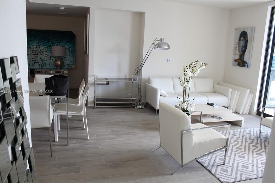 Building Photo - 999 SW 1st Ave