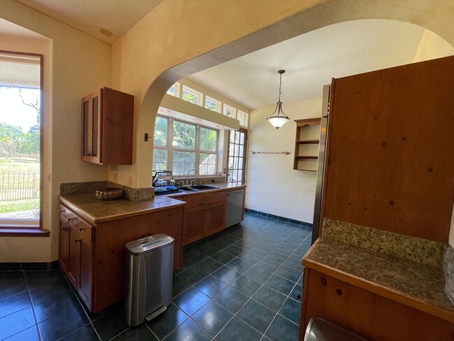 Building Photo - Spacious 4-Bedroom Retreat in Haiku with S...