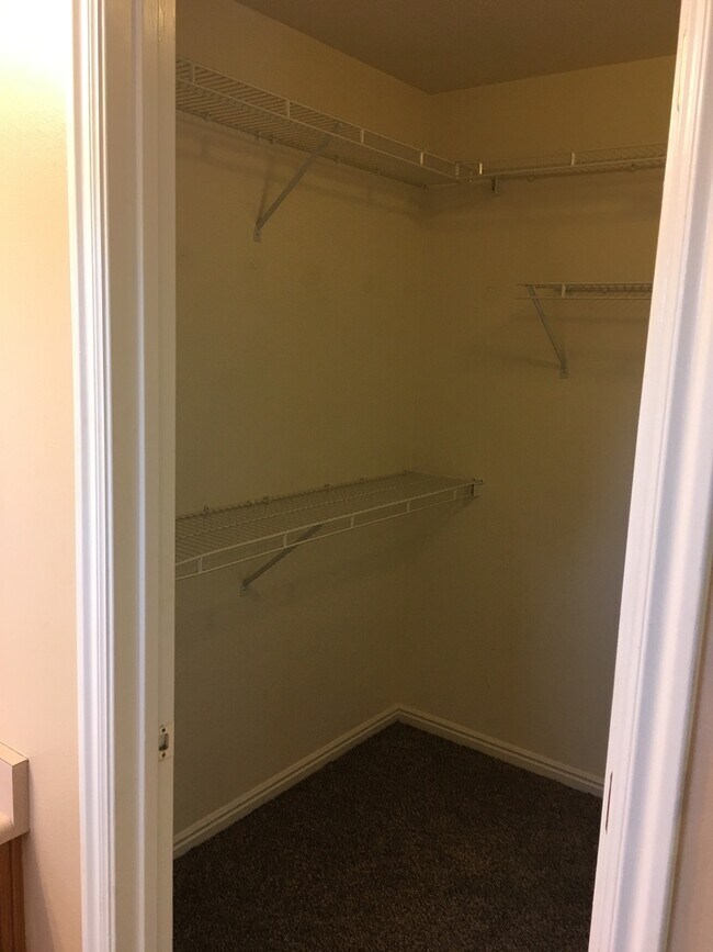 Building Photo - 3 bedroom 2 1/2 bath townhome