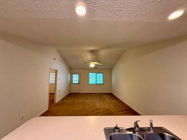 Building Photo - Single Story Gainesville Townhome with Garage