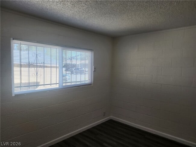 Building Photo - 2700 E Basswood Ave