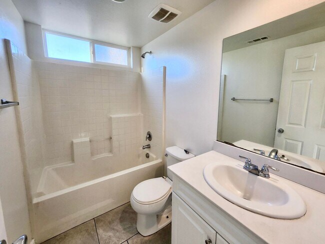 Building Photo - Newer 5 Bedroom home in quiet Lancaster co...