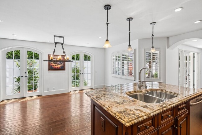 Building Photo - Charming 3BD Home in Coveted Newport Heights