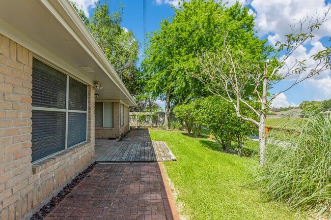 Building Photo - 2015 Braesmeadow Ln