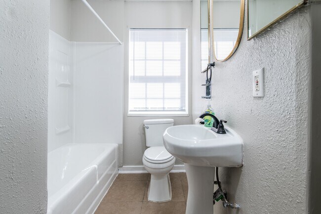 Building Photo - 1007 E Main St