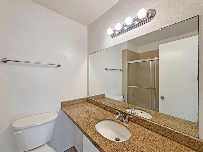 Building Photo - Charming 3BD/3BA Townhouse in University C...