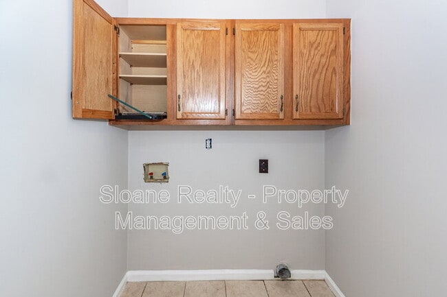 Building Photo - 1584 Kentwood Cir