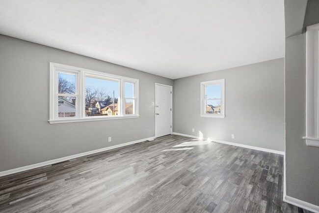 Building Photo - Move-In Ready 2 Bedroom Home with Basement Garage