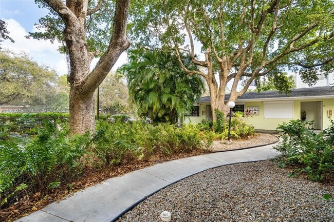 Building Photo - 1050 NE 129th St