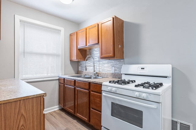 Building Photo - 219-237 E Xenia Dr
