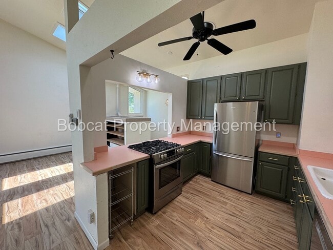 Building Photo - 3 Bed, 2 Bath Home Located in West Carson ...
