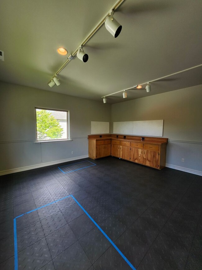 Building Photo - 718 Briarwood Dr