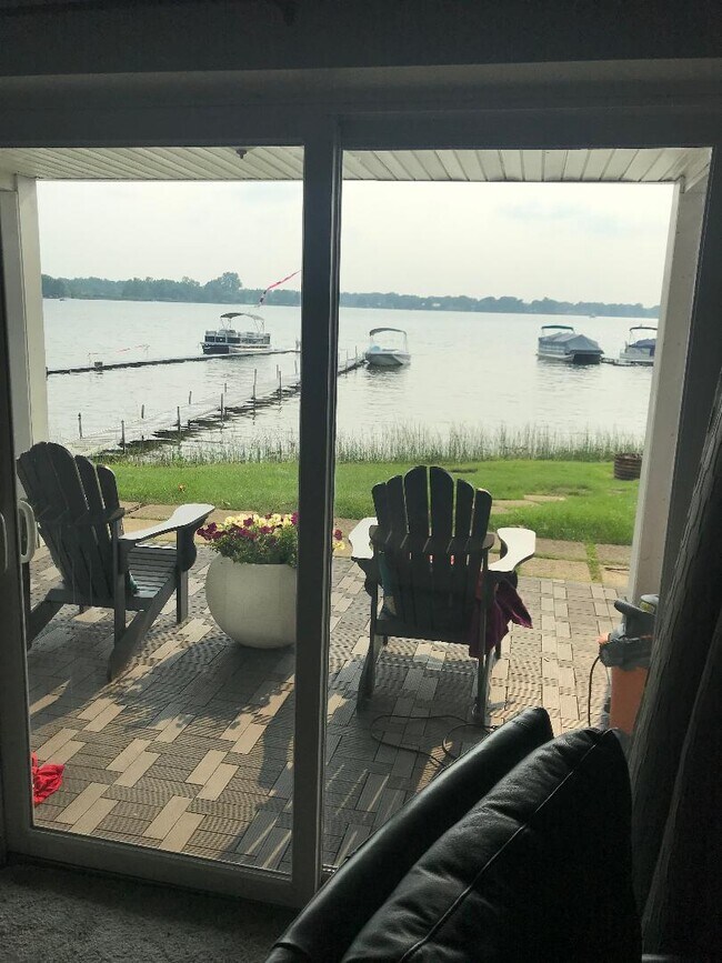 Building Photo - 581 E Shore Dr