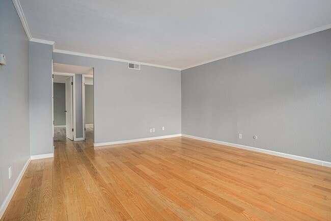 Building Photo - 370 Santa Clara Ave