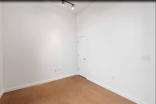 Building Photo - Prime location with City Views!!