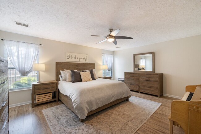 Building Photo - Single Family Home For Lease