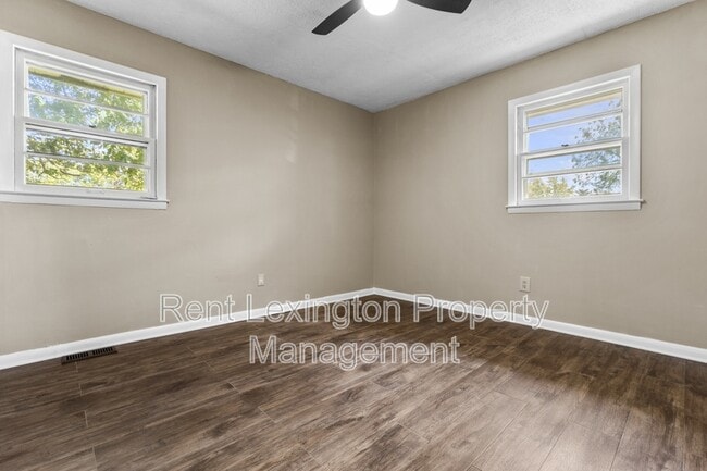 Building Photo - 2461 Mirahill Dr