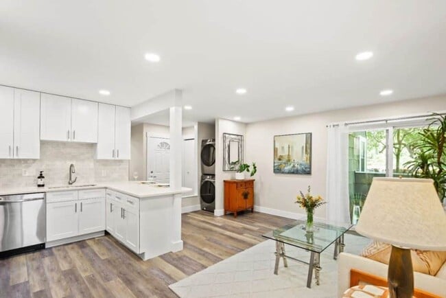 Building Photo - Newly Remodeled 1 BR Available Now!