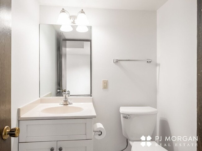 Building Photo - 3 Bed 3 Bath Duplex - Available now