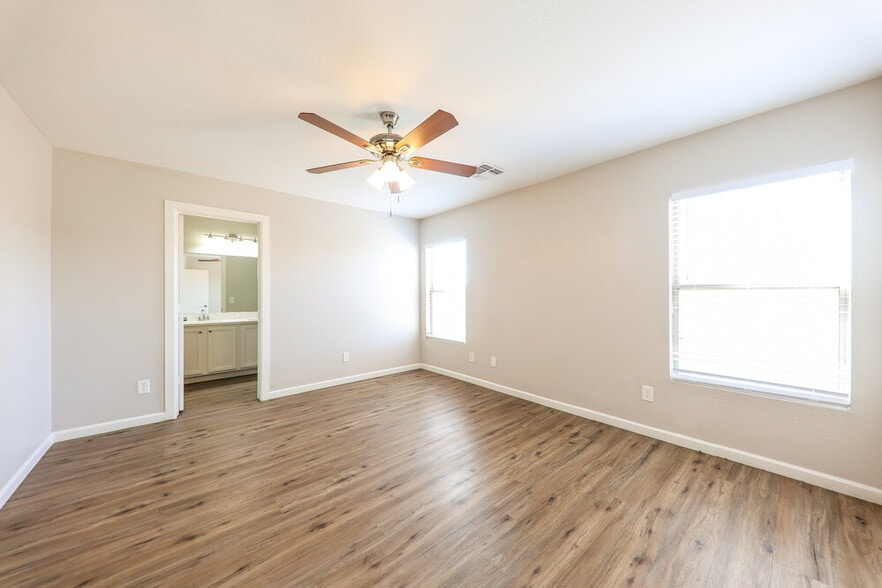 Building Photo - 12329 W Windrose Dr