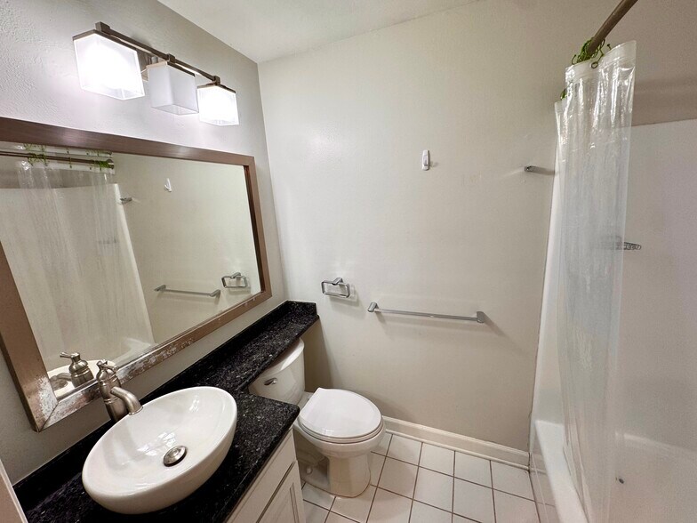 bath 2 - 950 N Kings Rd