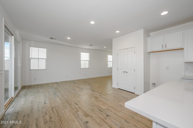 Building Photo - 9517 E Talon Ave