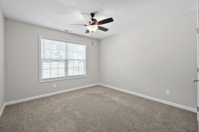 Building Photo - Pet Friendly Four Bedroom!