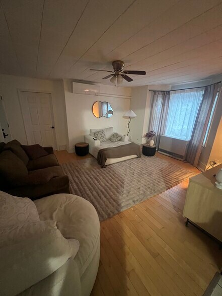 Living room - 218 Summer St