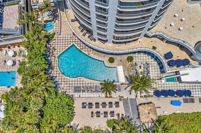 Building Photo - 17375 Collins Ave