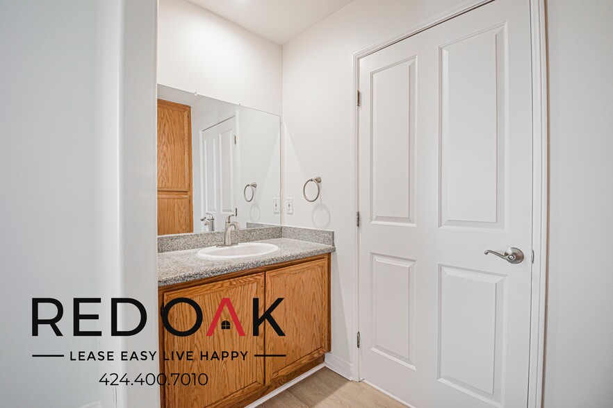 Building Photo - 326 S Westlake Ave