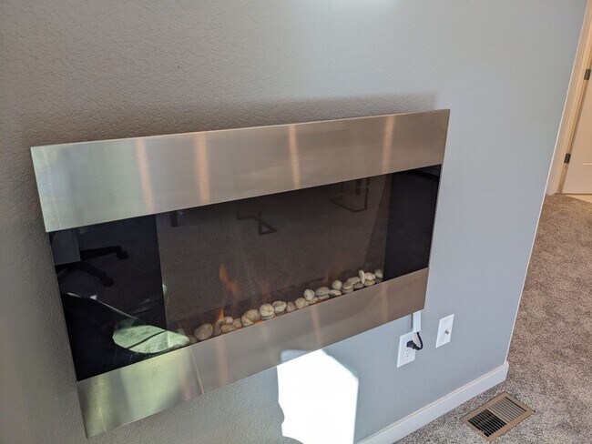 Building Photo - FULLY FURNISHED 3 Bed Luxury End Unit Townhome backs to Nature