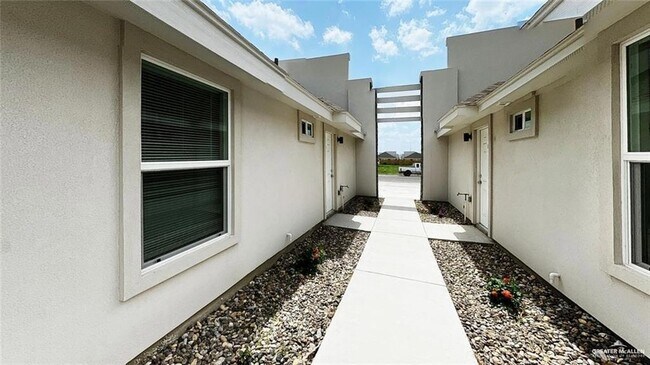 Building Photo - 1404 Alta Vista Dr
