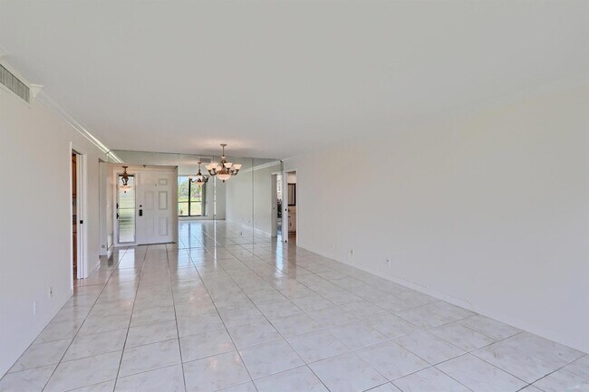 Building Photo - 5390 Woodland Lakes Dr