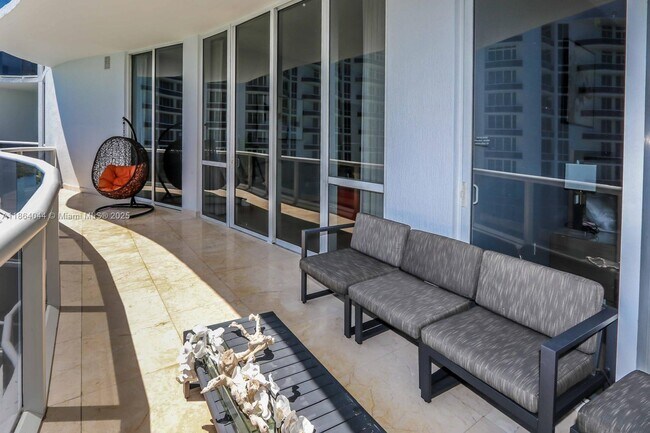 Building Photo - 15901 Collins Ave